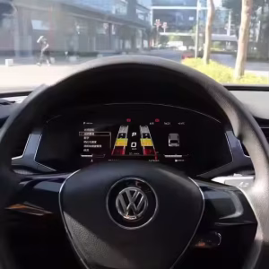 Quadro strumenti digitale Volkswagen Passat installato 2016 2017 con display IPS LCD da 12.3 inch sul cruscotto nell'abitacolo
