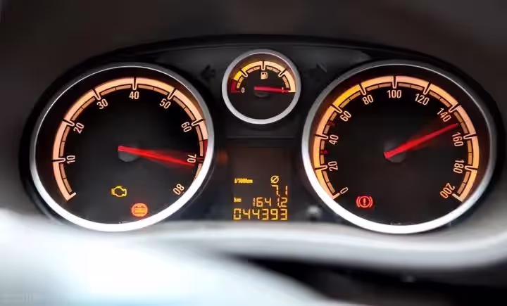 Quadro strumenti analogico tradizionale per auto con tachimetro e contagiri meccanici