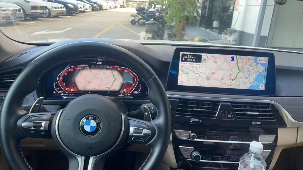 Cluster digitale BMW F32 installato nella posizione originale del cruscotto
