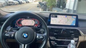 Cluster digitale BMW F32 installato nella posizione originale del cruscotto
