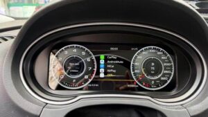 Cluster digitale installato in un'Audi A3 8V con menu CarPlay